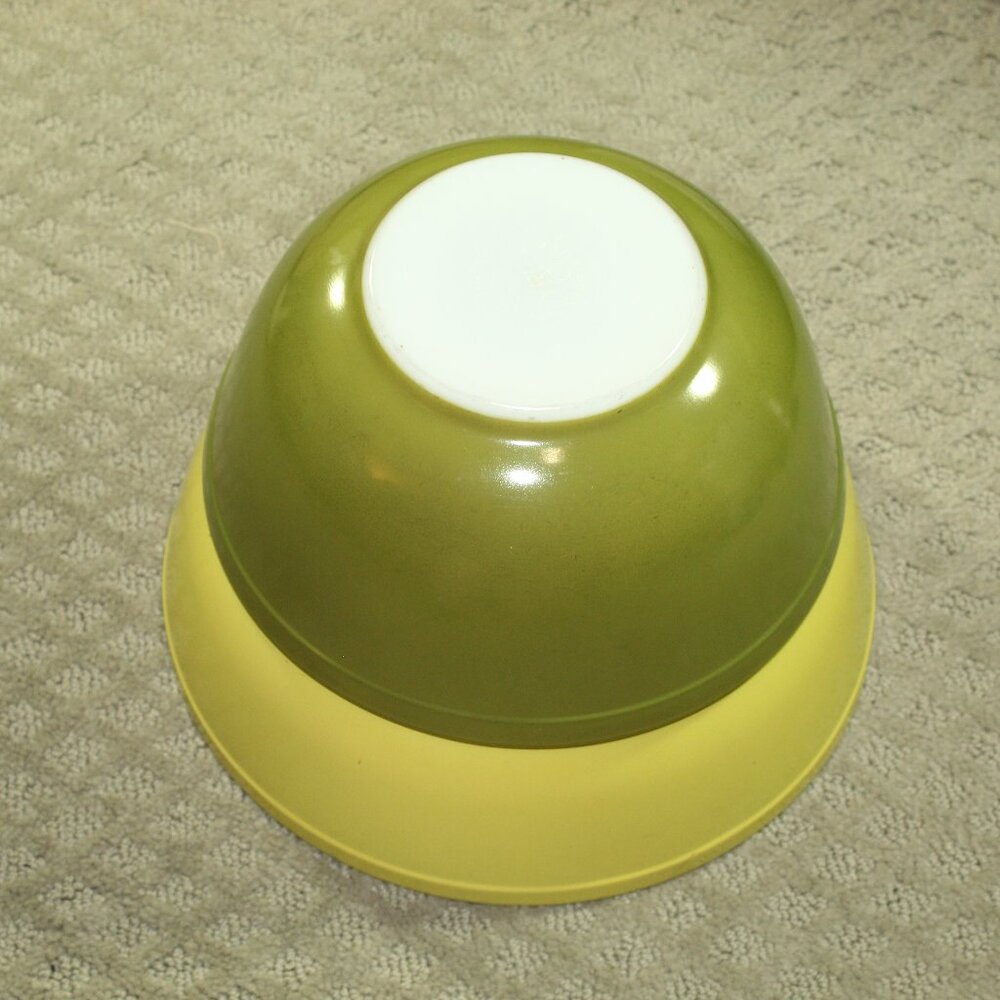 Classic Vintage 70's Verde Solid Color Pyrex Yellow 404 Avocado Green 403 Nestin